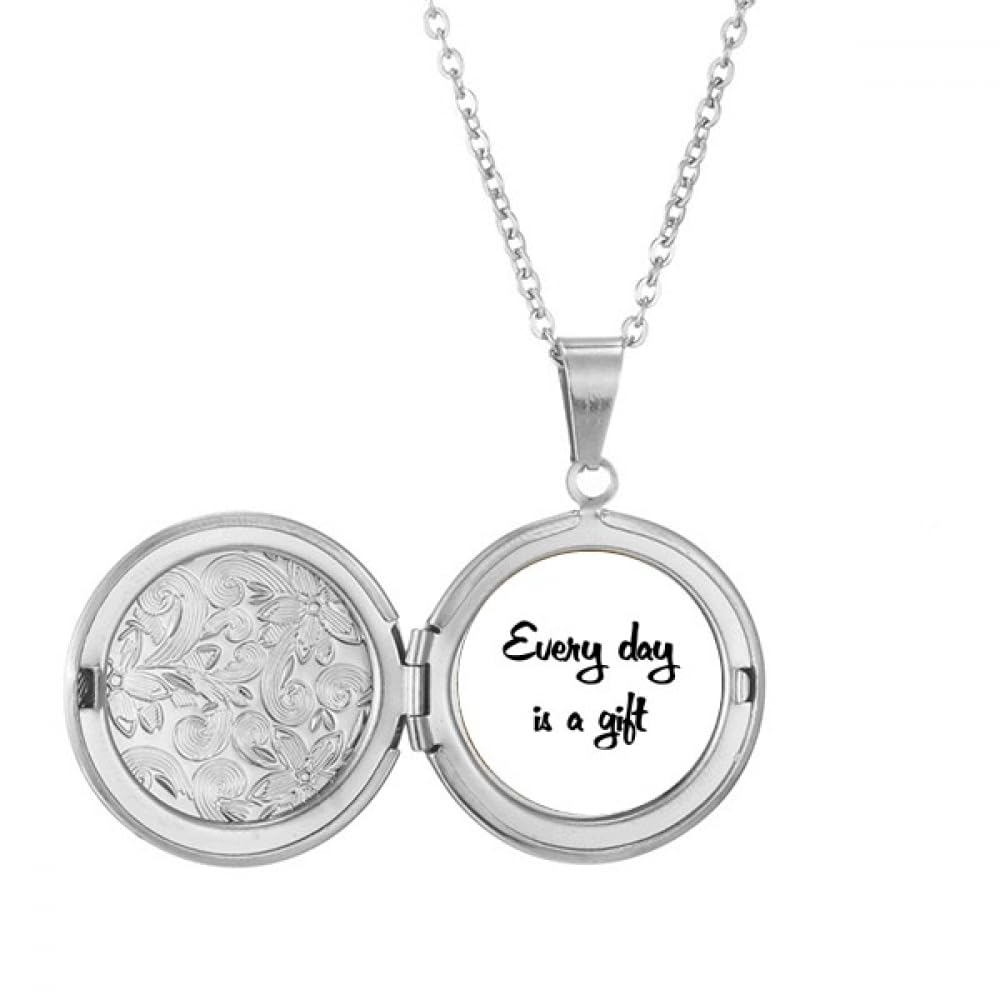Collier avec médaillon « Every Day Is An Inspirational » pour un souffle d'optimisme
