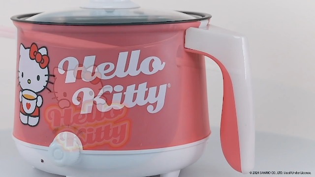 Uncanny Brands Hello Kitty Hot Pot with Ramen Bowls - Cook with