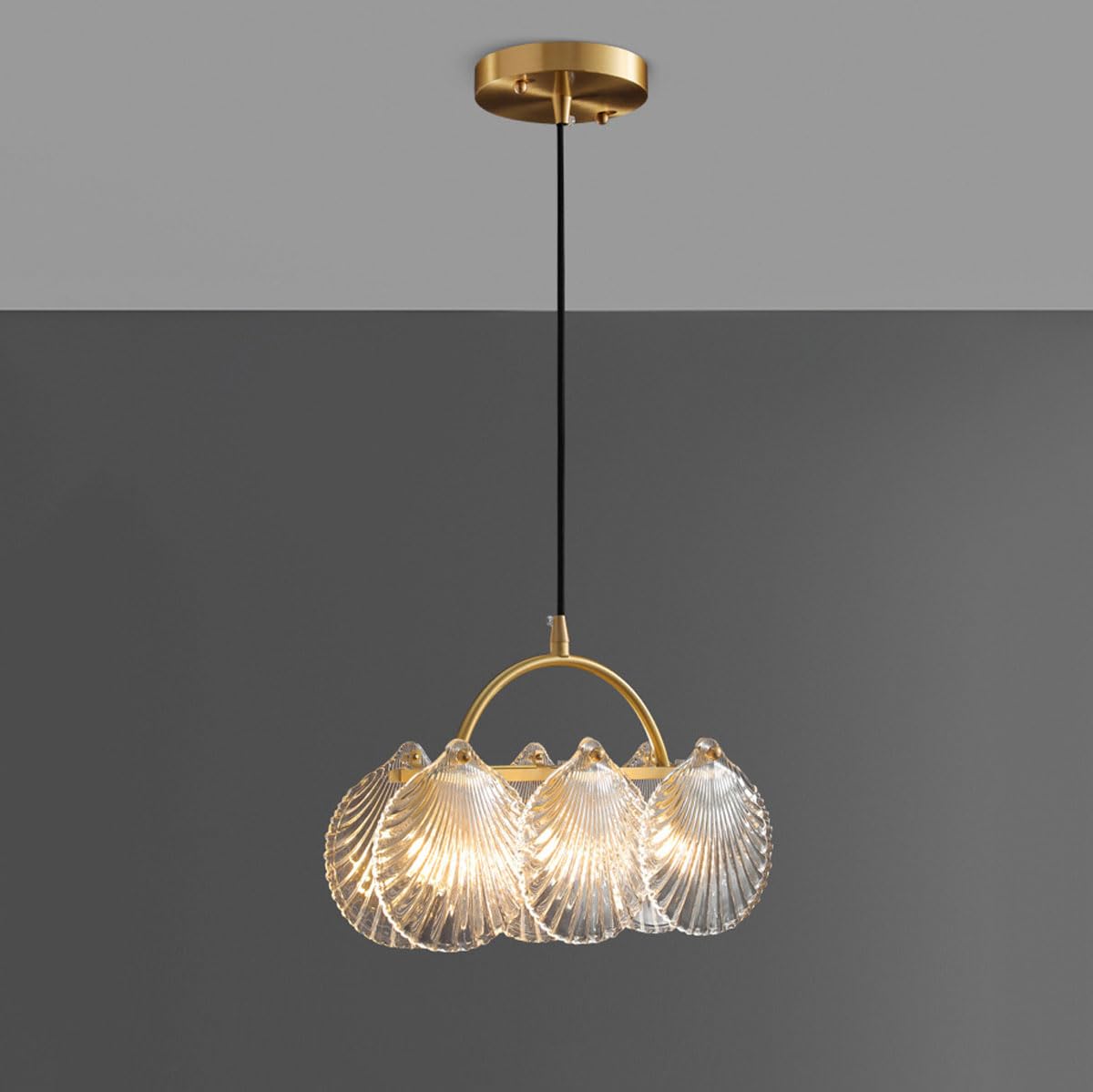 Suspension linéaire moderne dorée pour illuminer vos dîners en famille