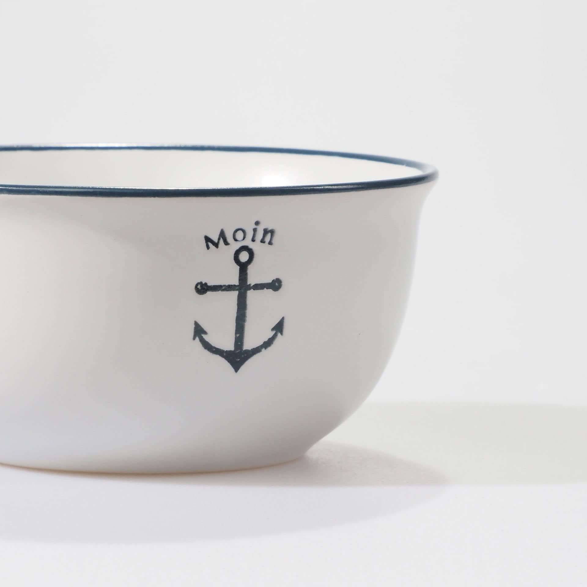 Maritimes Steingut-Geschirrset ‚Seaside No.64‘ – Weiß & Blau Mit Anker, Steuerrad & Papierboot-Motiven