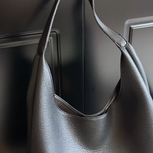 Bolso Hobo para Mujer de Cuero Vegano Grande y Suave miniatura 7