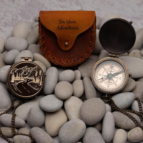 Brújula de Bolsillo de Latón Antiguo con Estuche de Cuero Grabado con Montañas y Caminos Regalo Vintage para Esposo, Padre miniatura 5