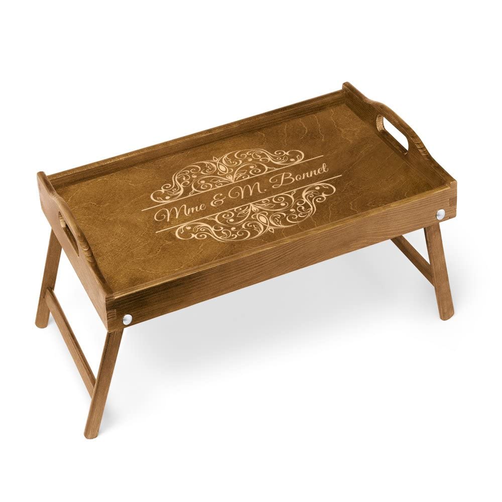 Maverton Table Pliante personnalisée de lit - Plateau de lit avec Gravure - Table en Bois de pin pour Femme - Cadeau de Noël pour Homme - avec poignées Transport - Mme & M.
