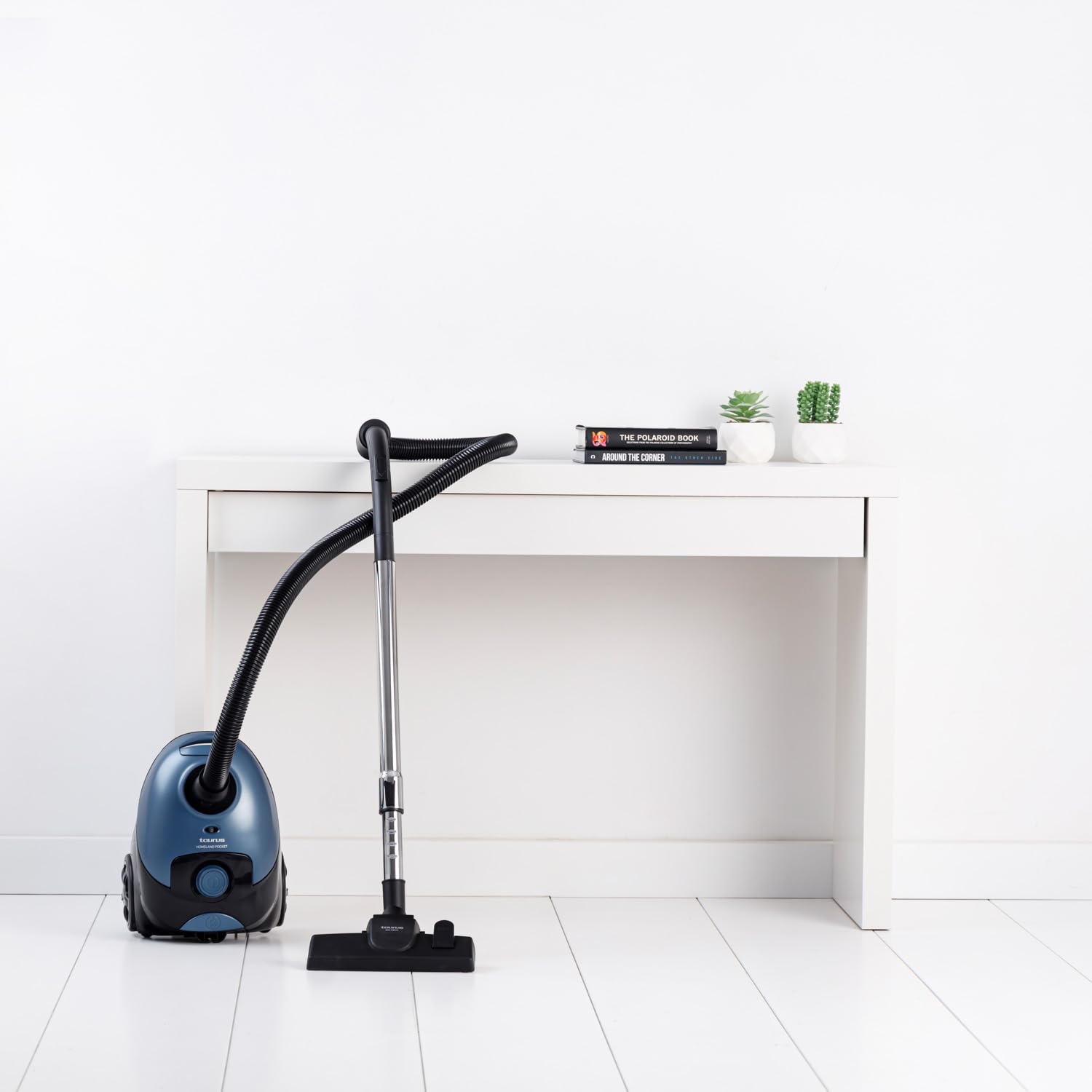 Taurus – Aspirador con Bolsa Homeland Pocket 700W | Radio de acción 7,6 m | Filtro HEPA 13 Aire Limpio | Zapata Dual Pro Air para suelos duros, alfombras y parquet | Bolsas ECO Reutilizables | Accesor