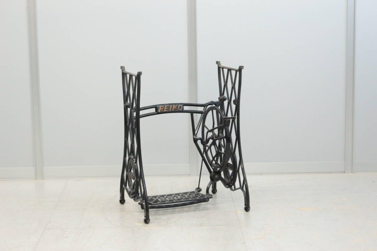 Amazon.co.jp: E0461鉄脚物網目足踏みミシンアンティークビンテージ