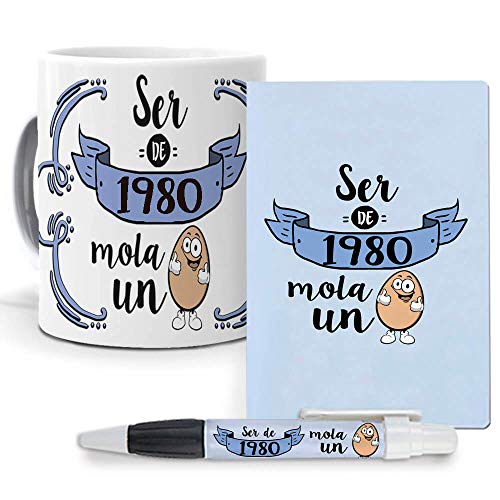 mundohuevo Pack Original y Personalizado para Regalo, Ideal para cumpleaños, con año de Nacimiento. Ser de 1980 Mola un Huevo. Libreta, boligrafo y Taza Maxima Calidad.