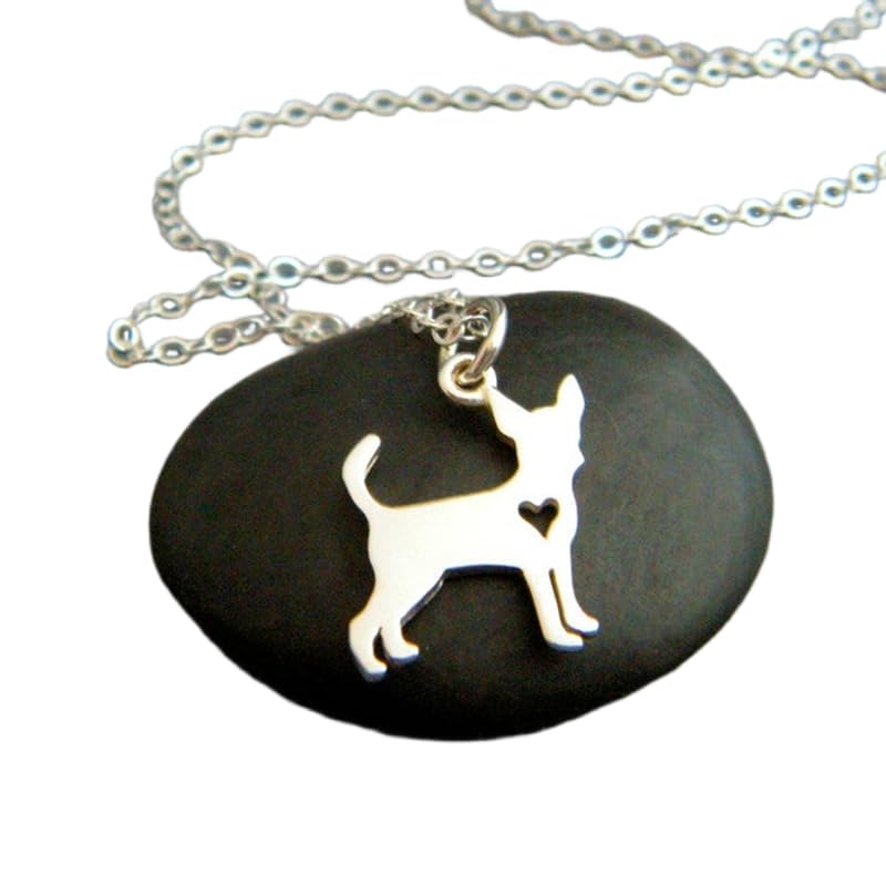 Collier chihuahua en argent, un pendentif cœur pour garder votre petit chien près de vous