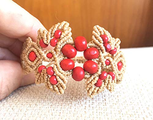Pulsera macramé hecha a mano con hilo encerado en color camel y cuentas rojas de madera .Cierre ajustable