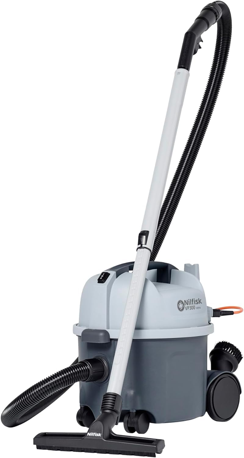 Nilfisk Aspirapolvere commerciale VP300 rosa (aspirapolvere industriale con filtro HEPA, sacchetto filtro 10 l, 800 W, trasporto d'aria 32 l/s, edizione speciale 107415313