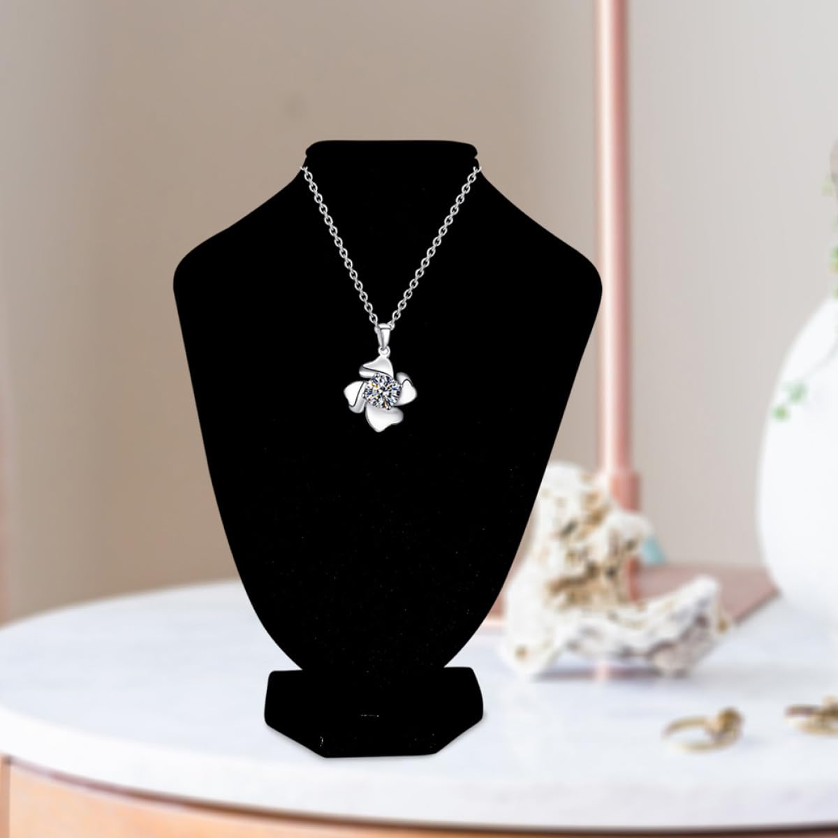 NUOBESTY Présentoir Collier Élégant Support pour Collier Stable Buste Mannequin en Plastique et Tissu Noir Lot de 2 Pièces pour Usage Personnel et Magasins de Détail