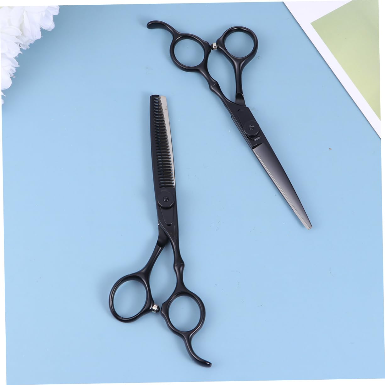 Set in Acciaio Inox 2 Pezzi Forbici Parrucchiere Professionali | Nero, Pettine Incluso, Uso Salone e Casa, Taglio Liscio Impugnatura Facile