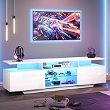 【Einzigartiger Stil】 Der minimalistische weiße Hochglanz-Look des TV lowboard mit seinen reinen und eleganten Farbtönen und seinem subtilen Glanz verleiht dem Raum ein offenes und helles Erscheinungsbild, das sich nahtlos in eine breite Palette von Einrichtungsstilen einfügt. Ob es sich um einen zeitgenössischen Stil handelt, bei dem Linien und Funktionalität im Vordergrund stehen, oder um einen leichten, luxuriösen Stil, bei dem Textur und Details im Vordergrund stehen, dieser fernsehtisch fügt sich mühelos in den Raum ein und bildet den letzten Schliff, der den Stil des Raumes unterstreicht.