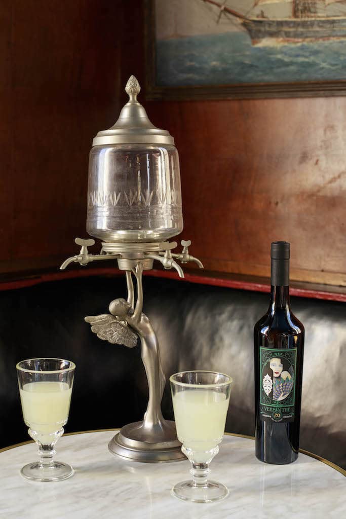 Absinth, "Versinthe Classique 20ans" aus der Provence, Frankreich, Geschenkbox mit Absinthlöffel. 0,7 L, 45 % Vol.