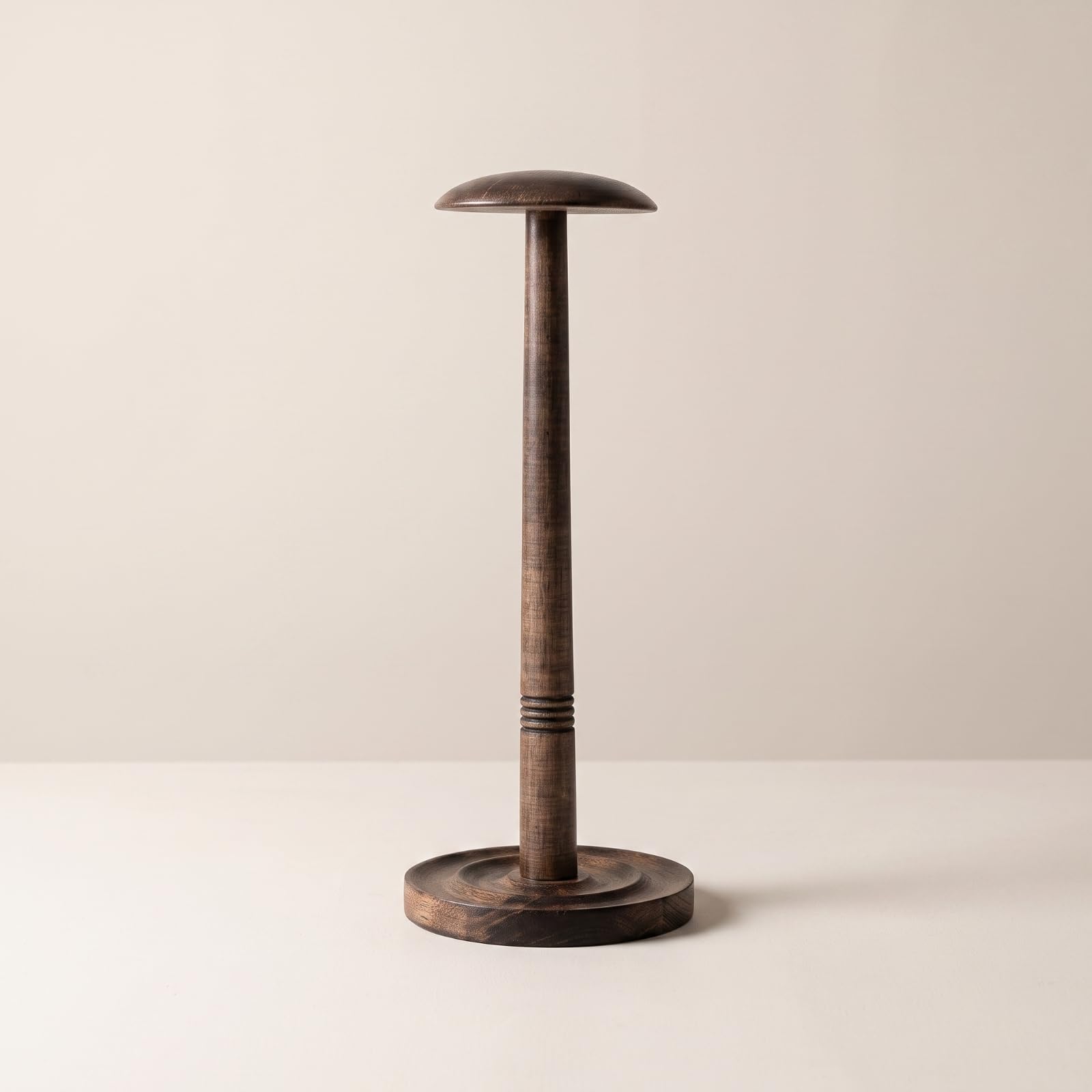 Espositore da Tavolo per Cappelli, Altezza 43 Cm, Modello 3, Colore Legno, Versione Prolungata, Base Concava