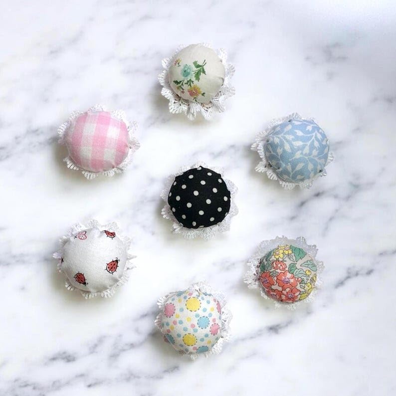 1pc, Mini Pincushion Set II, Needle Holder, Pin Holder, Gift for Seamstress, Wooden Pincushion (Black White Polkadot, Mini)