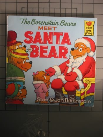 The Berenstain Bears Meet Santa Bear 0679804056 Book Cover