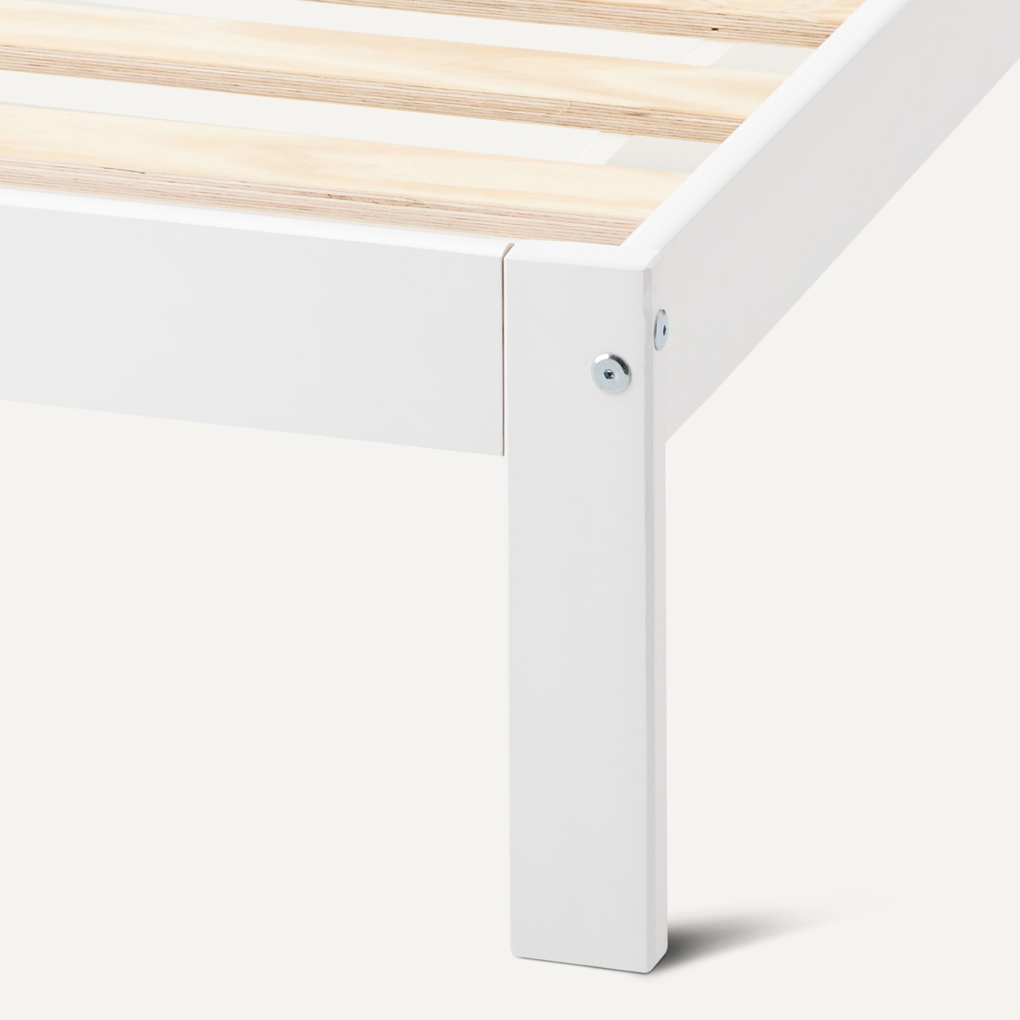 Amazon Basics Einzelbettgestell 90cm x 200cm mit Kopfteil, Bettrahmen mit Lattenrost, Massives Kiefernholz, Weiß