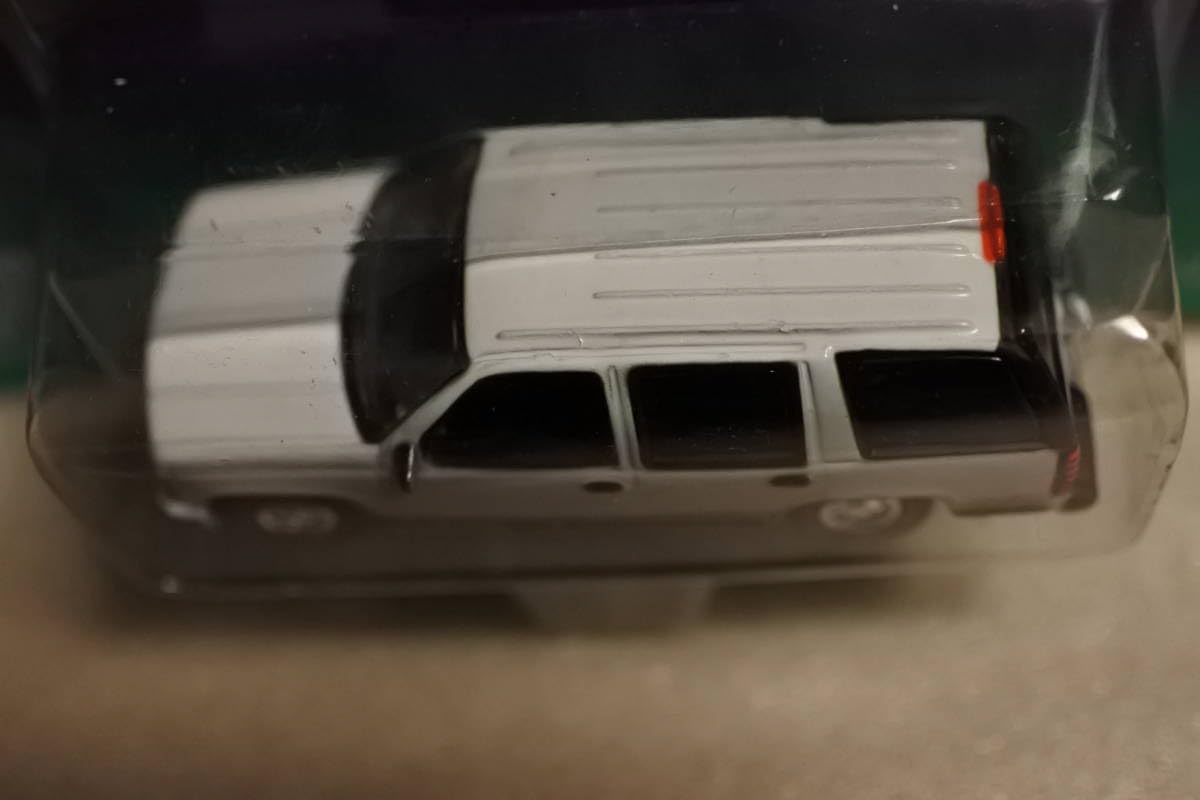 1/64 Johnny Lightning Classic Gold 1997 Chevy Tahoe Rare Model
