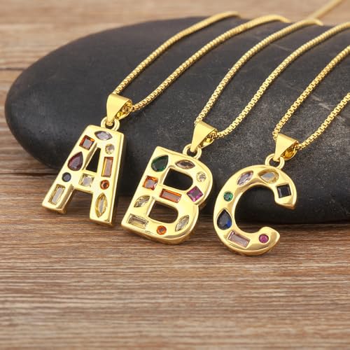 Collier pendentif lettre initiale dorée, le cadeau d'anniversaire idéal