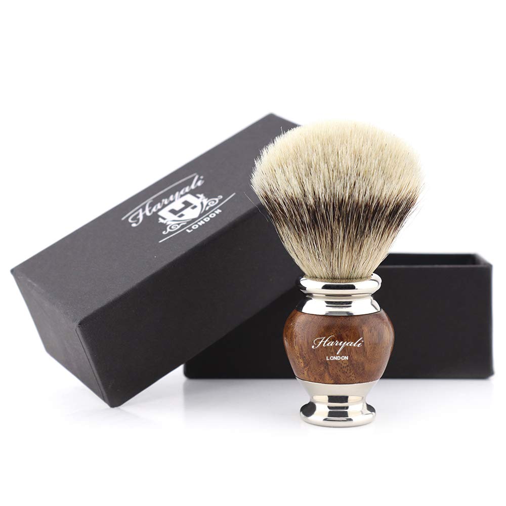 Haryali London Brocha de afeitar para hombre con cerdas de pelo de tejón de punta plateada, mango de madera y metal, para barba y bigote