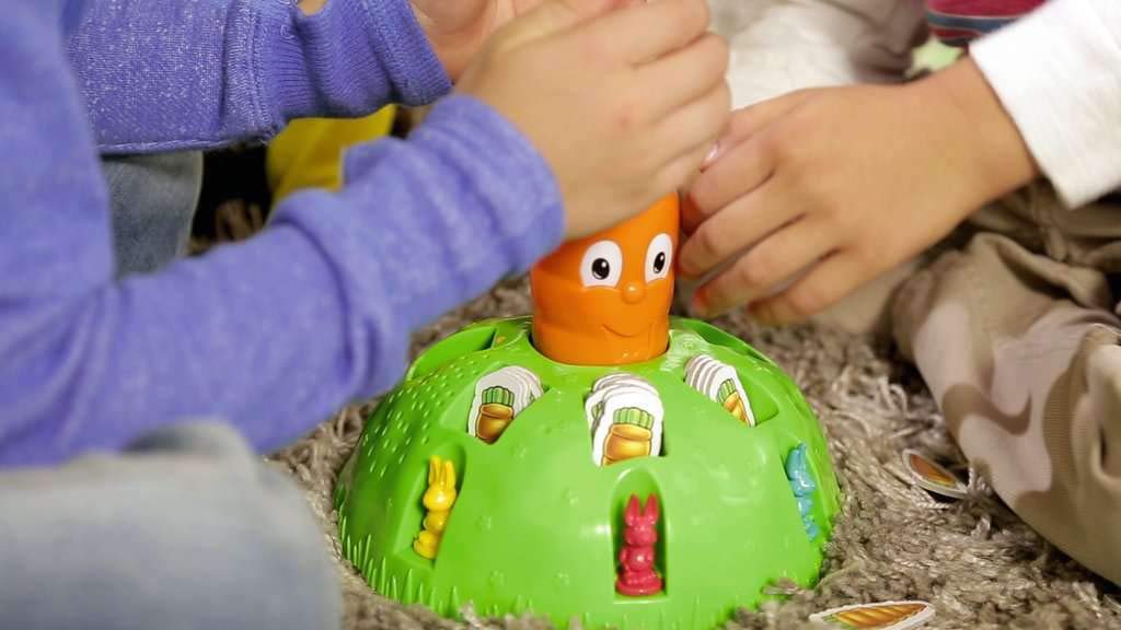 Ravensburger 21200 - Flotti Karotti, Bewegungsspiel für Kinder ab 4 Jahren, Familienspiel für Kinder und Erwachsene, Reaktionsspiel für 1-6 Spieler