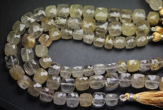 Quartz rutilé doré naturel en fil de cubes facettés de 6 à 8 mm de long