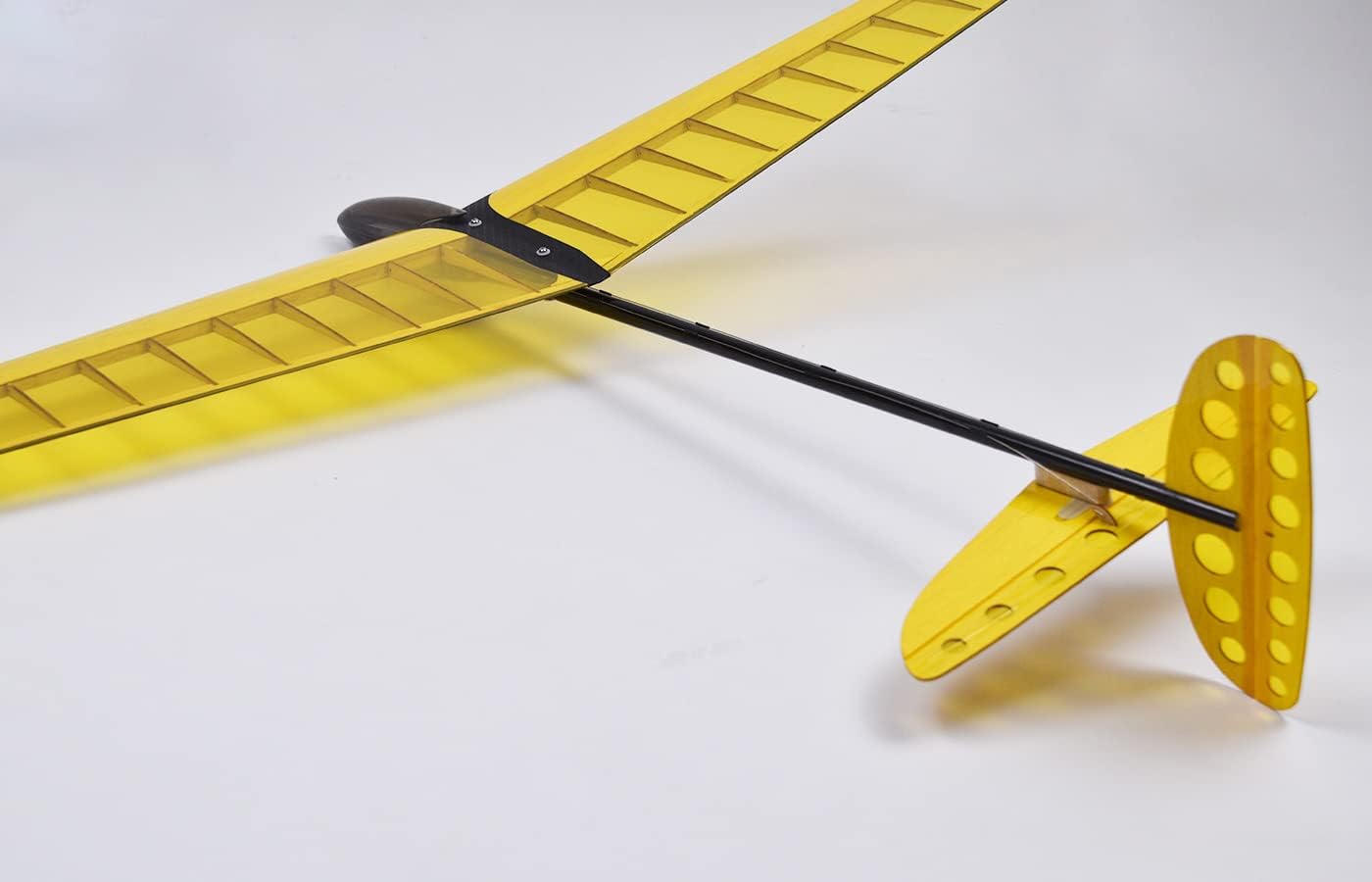 Trasero view of the MODSTER Discus Sport MD11391 glider, showing the tail section with rudder and elevator