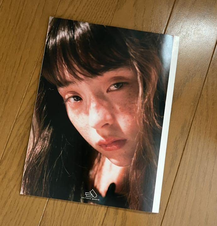 Amazon.co.jp: モトーラ世理奈の直筆サイン入り！草野庸子 撮り下ろし