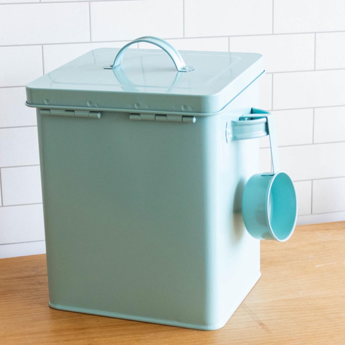 SHINEOFI Recipiente de Hierro para Comida de Mascotas 3.5l con Cuchara, Almacenamiento Multipropósito y Diseño Resistente para Uso Hogar