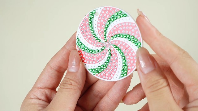 アドベントカレンダー　サンタイズカミング Amazon.com: Santa's Workshop Fabric Advent Calendar