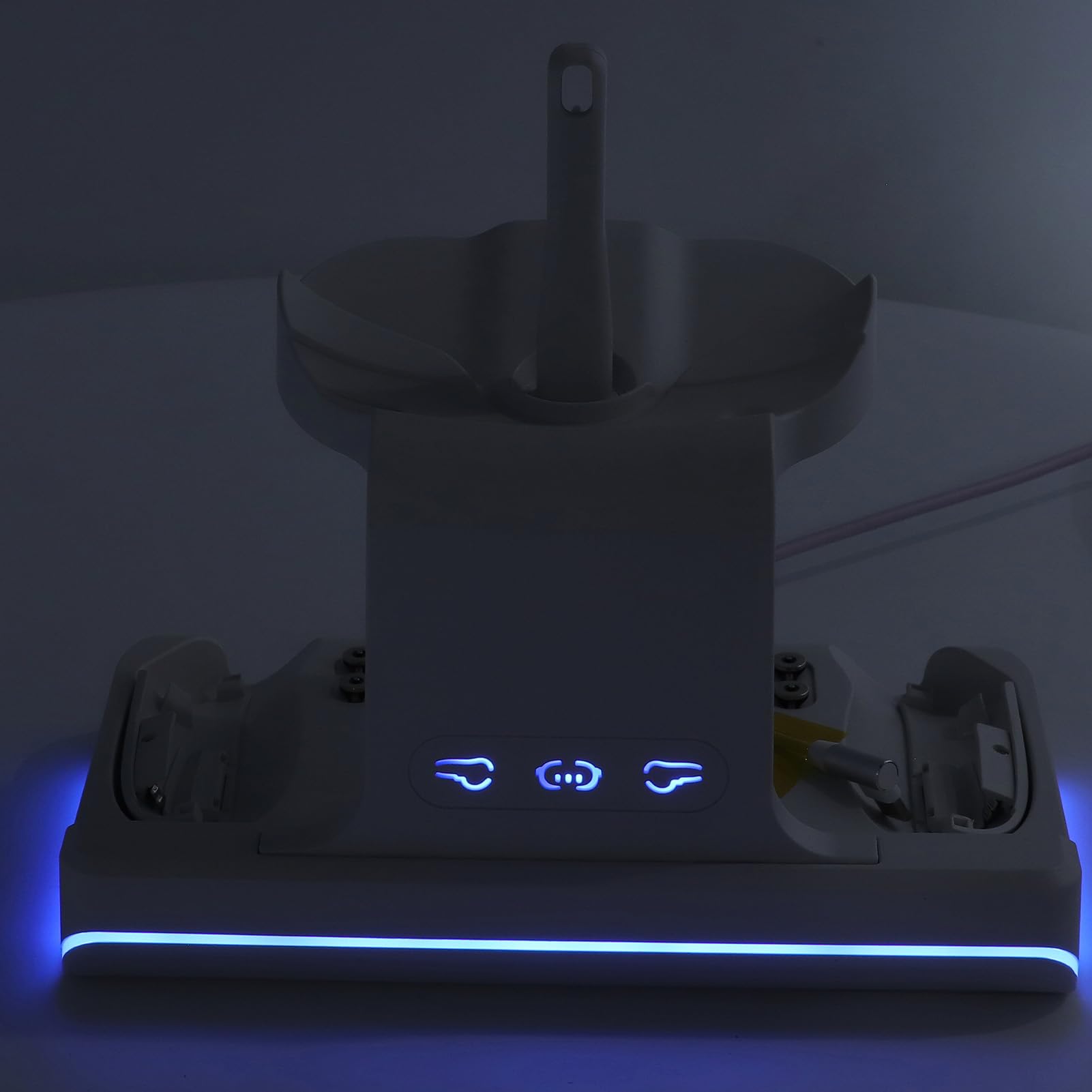 Supporto di ricarica per controller VR con luce RGB, stazione di ricarica wireless per cuffie VR, stazione di ricarica rapida di tipo C per 2, include 2 batterie ricaricabili e St (bianco)