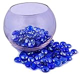 blaue glassteine kaufen ☛ ABMESSUNGEN UND VERPACKUNGSGRÖSSE: Farbe Crystle Blue mit flachem Boden, leicht gewölbt auf einer Seite, rund geformte Glaskiesel mit einem Durchmesser von ca. 18-20 mm. Diese Kieselsteine werden zu ca. 100 Stück pro 500 g-Netzbeutel verpackt und fest verschlossen, damit sie sicher ankommen.