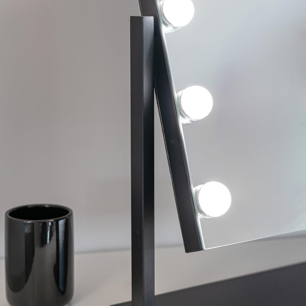 Flamingueo Espejo Maquillaje con Luz - 15 LED - 3 Modos de Luz - Intensidad Ajustable - Control Táctil - Cargador Inalámbrico para Móvil - Espejo Aumento - Posición Regulable - Negro - 64x12x54,5cm