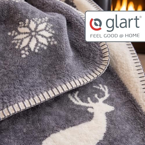 Glart Kuscheldecke Rentier Grau-Beige XL 150x200 cm, weiche & warme Wolldecke als Sofadecke, Couch- & Tagesdecke, Plüschüberwurf - ohne Ärmel. Ideal für Sofa & Kinderzimmer