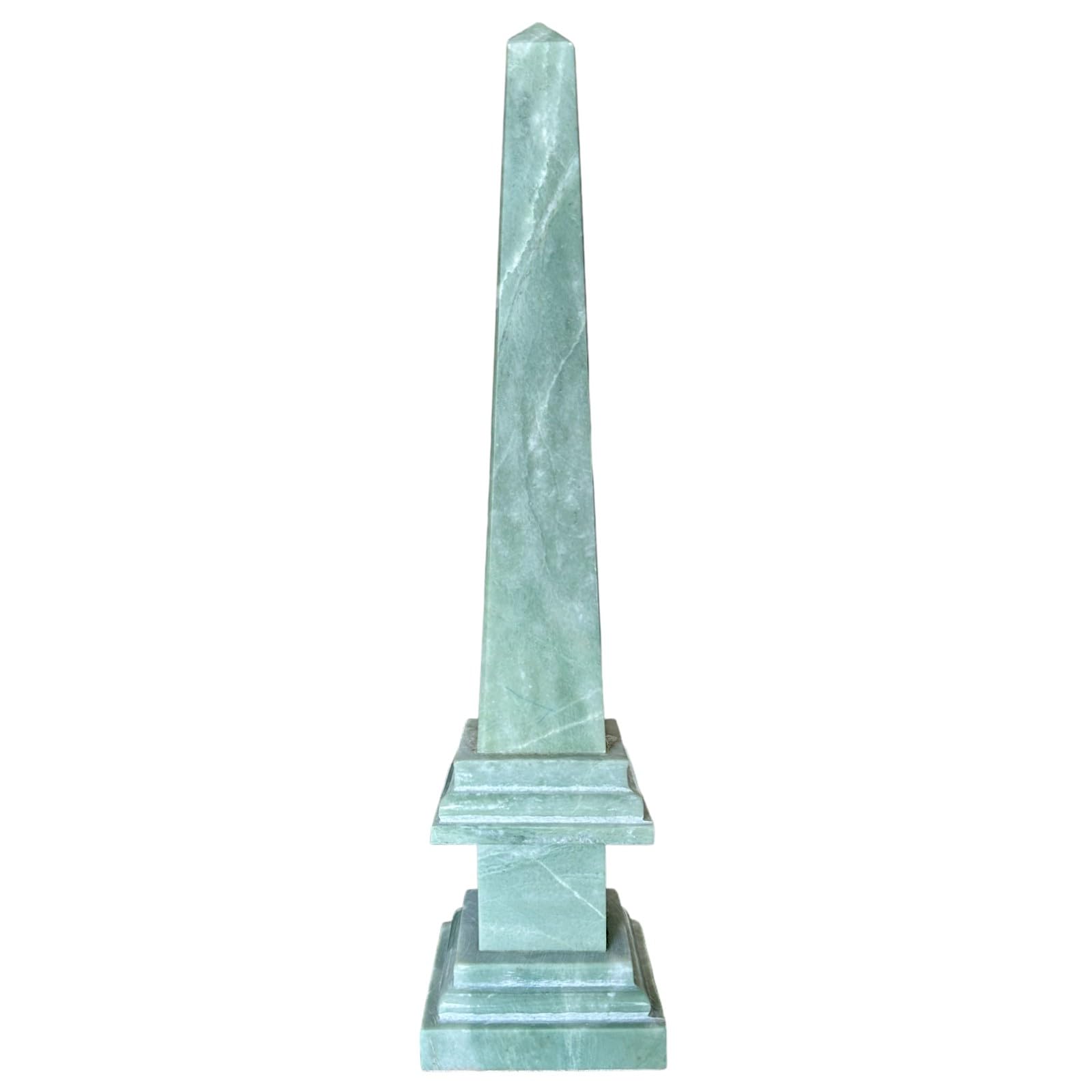 Obélisque en marbre vert clair de 40 cm, sculpture décorative pour table