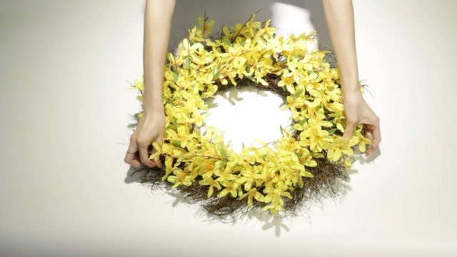 Amazon.com: SOFTFLAME 18 inch Artificial Wreath Forsythia Flower