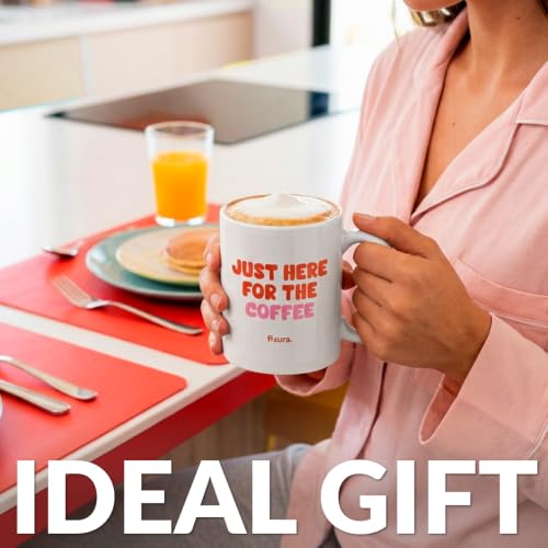 Fisura Kubek ceramiczny z napisem "Just here for the coffee" oryginalny kubek z zabawnym przesłaniem kubek o pojemności 320 ml nadaje się do kuchenki mikrofalowej i zmywarki.