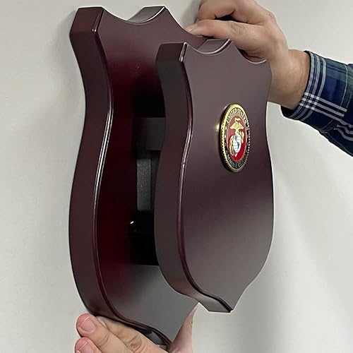 Miniatura 4 de MEDALS OF AMERICA EST. 1976 Escudo de exhibición de espada con sello USMC, Cereza