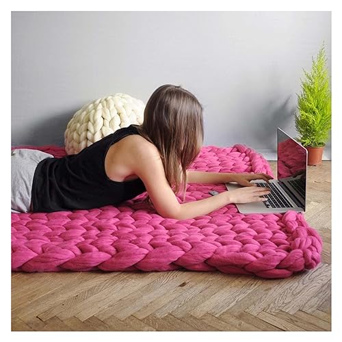 Couverture tricotée main rose en grosse maille pour canapé