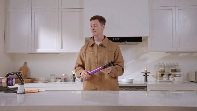 Amazon | 掃除機 コードレス 自動モード 緑色LEDライト 壁掛け充電可能