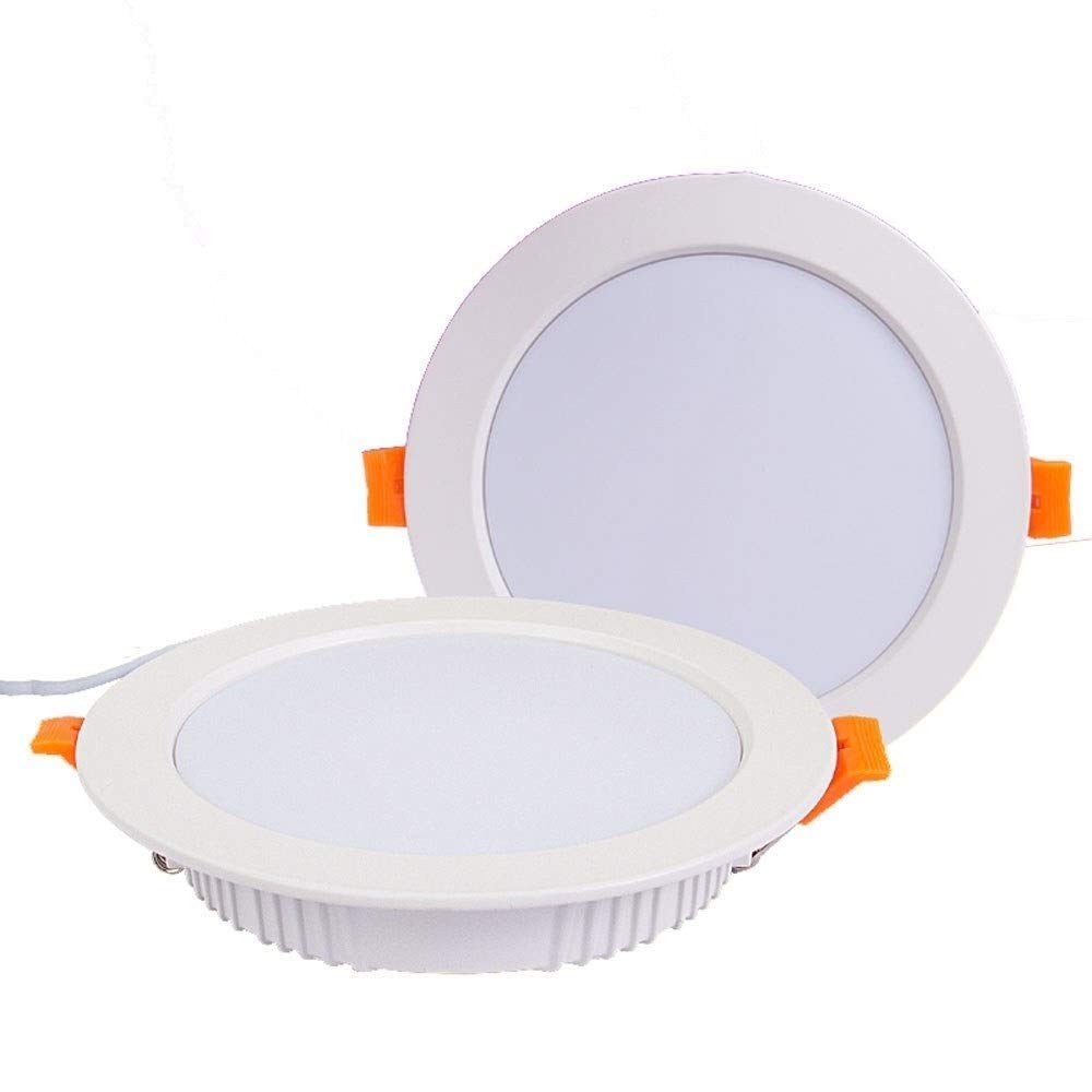 Spot encastré LED blanc au plafond du balcon et du salon chaleureux