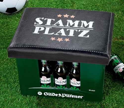 CULT at home Bierkastensitz Stammplatz inkl. Bierdeckel Memospiel – Bierkasten Aufsatz Gartenhocker Hocker Balkon - Geschenkset Camping für Männer Bierkisten Sitzauflage – Geschenk Vatertag 44 x 34 cm