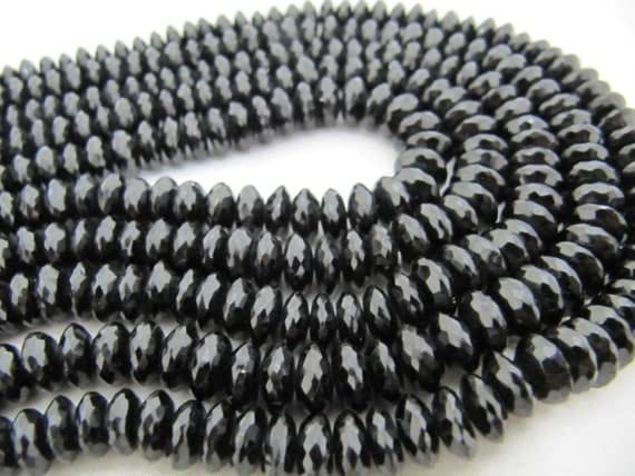 Fil spinelle noire taillée en disque pour fabriquer un cadeau personnalisé