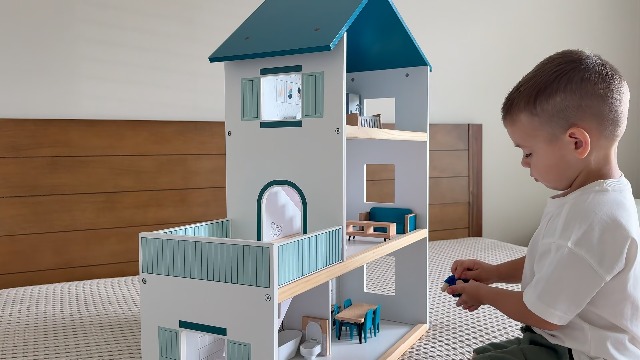 Wooden Kids Doll House All In 1 With Furniture & Staircase Best Dolls Role Play