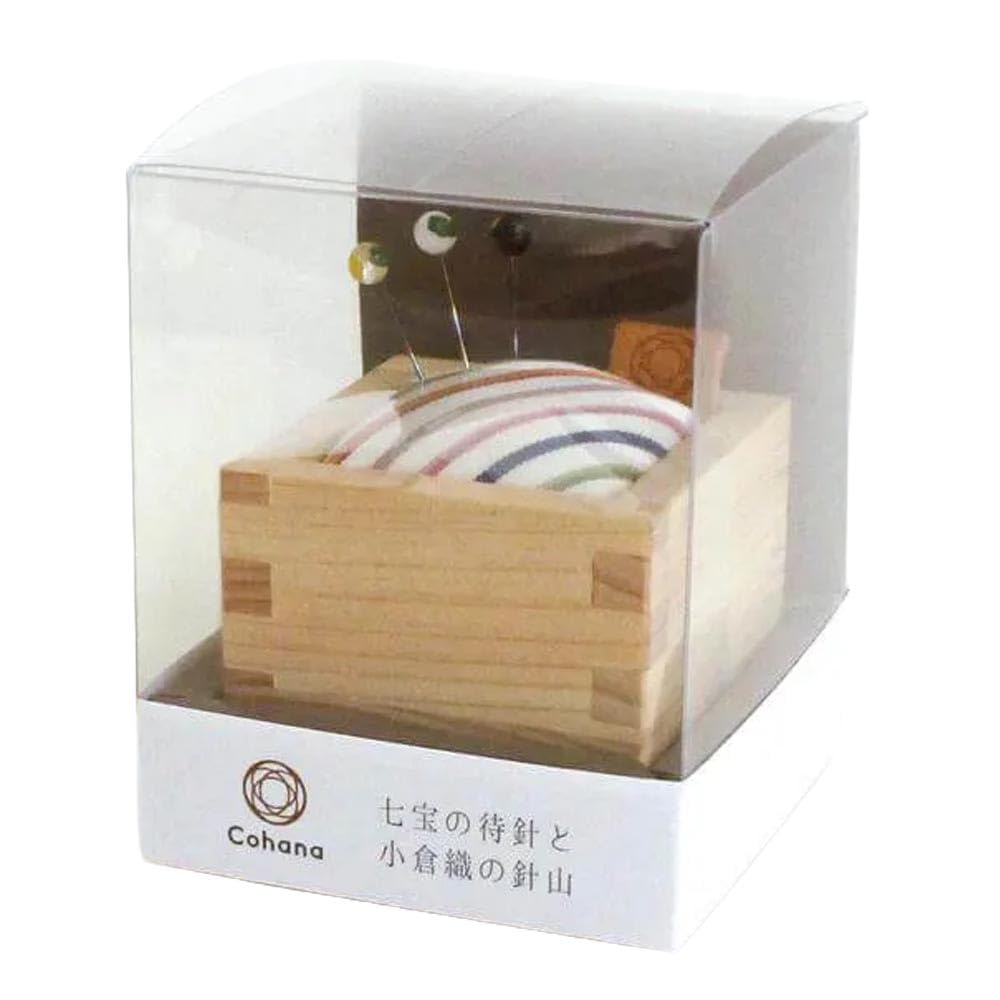 Cohana Masu Nadelkissen mit Holzsockel und Glaskopfstecknadeln