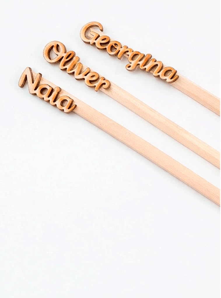Pack 12 lápices en madera personalizados cada lápiz con su nombre troquelado en madera. Medida 17,5 cm. Detalle para dar como recuerdo en eventos y fiestas como Cumpleaños, Comuniones o alumnos.