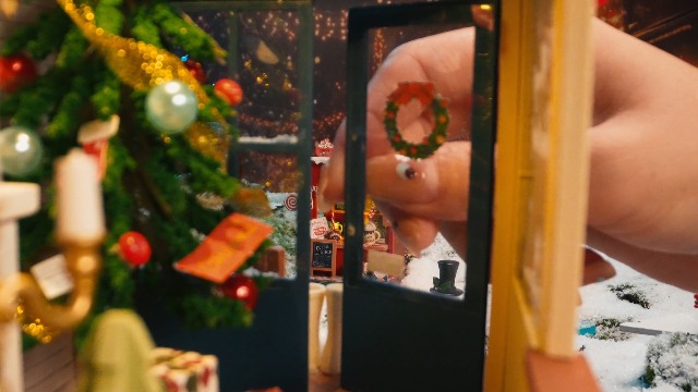ROBUD Casa delle bambole in legno luci,3 piani, inclusi mobili e scale, giocattoli per bambini dai 3 anni in su