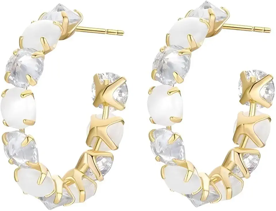 Brinco Argola Feminino com Pedra Opala Natural e Zircônias "Classic Fine" – Banhado a Ouro 18k – Acessório Elegante – Joia Clássica e Sofisticada – Acompanha Bolsa de Veludo