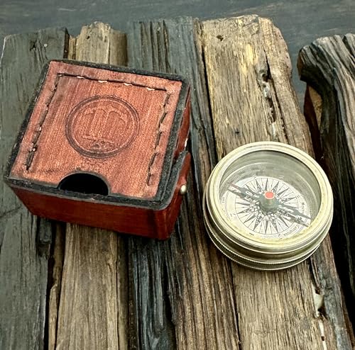 Brújula grabada vintage de latón con estuche de cuero miniatura 4