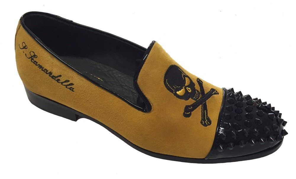 Slippers en daim et vernis avec broderie et clous